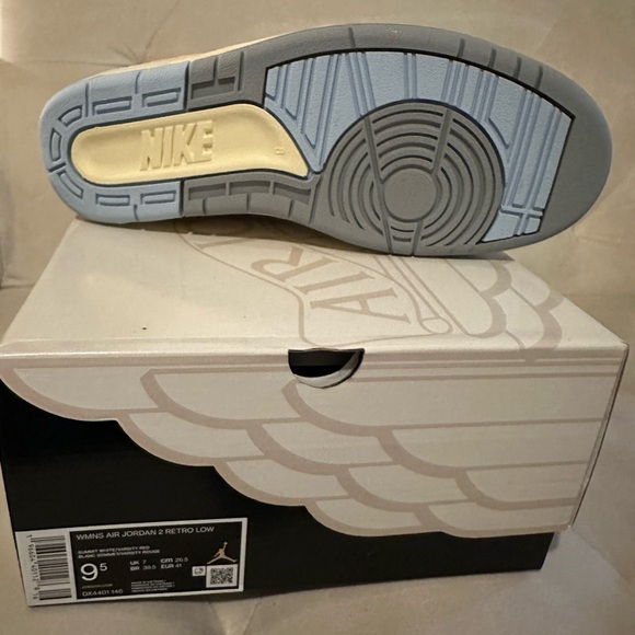 Women’s Jordan Retro 2 NWT in original box - Picture 3 of 3